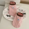 Deliziosi calzini corti rosa da donna con eleganti polsini marroni e ricamo a bottoni. - Taglia unica / Rosa