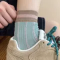 Eleganti calze da donna a metà polpaccio con righe verticali e tessuto mesh estivo. - Verde Menta