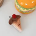 Close-up van schattige pluche taartpunt sleutelhanger met lachend gezicht, zachte tasbedel. - Pizza