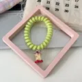 Groene telefoonsnoer haarband met een schattige appelschil hangertje. Gedetailleerde foto. - Grappige Appelklokhuis Stijl
