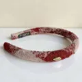 Rotes Wollhaarband Detail mit schickem metallischen Happy Etikett und weicher Strickoptik. - Rot-Weiß Kariertes Stirnband