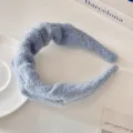 Bandeau large tricoté chic en bleu clair, cerceau texturé pour un style quotidien élégant. - Bleu clair