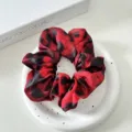 Ύφασμα scrunchie με κόκκινο μαύρο λεοπάρ print ελαστικό αξεσουάρ μαλλιών λεπτομέρεια. - Στυλ Λεοπάρ 4