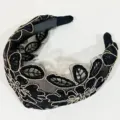 Cerchietto largo in pizzo nero elegante con ricamo floreale dorato stile chic. - Nero