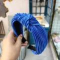 Detail de serre-tete bleu plisse avec noeud, accessoire cheveux large en tissu mode chic - Bleu Roi