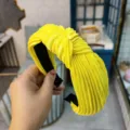 Serre-tete plisse jaune vif avec noeud, large bandeau en tissu pour femmes mode quotidienne. - Jaune