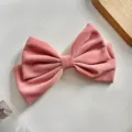 Détail pince à cheveux nœud velours rose, décoration strass élégante, texture douce. - Barrette à Ressort Nœud Papillon / Rose Strass