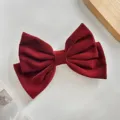 Pince à cheveux nœud en velours rouge avec texture douce, idéale pour les looks d'automne et hiver. - Barrette à Ressort Nœud Papillon / Bordeaux