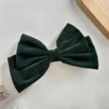Gros plan de pince à cheveux nœud en velours vert foncé, détail accessoire automne hiver. - Barrette à Ressort Nœud Papillon / Vert Foncé