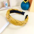 Serre-tête tressé en cuir PU pour femme, accessoire de cheveux élégant et antidérapant. - Jaune