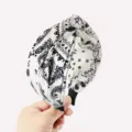 Cerchietto annodato fantasia cachemire bianco nero fascia larga vintage per capelli - Cerchietto Incrociato Paisley / Bianco