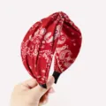 Cerchietto in tessuto rosso fantasia paisley, fascia larga intrecciata retrò, accessorio moda. - Cerchietto Incrociato Paisley / Rosso