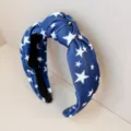 Primo piano dettaglio del cerchietto annodato con motivo a stelle blu e bianco, tessuto. - Cerchietto Senza Strass Giorno dell'Indipendenza USA 1