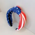 Primo piano dettaglio del cerchietto in tessuto annodato con motivo bandiera americana e stelle. - Cerchietto Senza Strass Giorno dell'Indipendenza USA 2