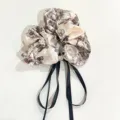 Ρετρό λουλουδάτο scrunchie με μαύρες κορδέλες και κρύσταλλο, κομψό αξεσουάρ μαλλιών. - Scrunchie Μελάνι 2 (Με Κορδέλα)