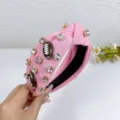 Serre-tête noué en strass rose avec breloques football, joli accessoire cheveux pour femmes. - Ballon de rugby / Rose