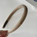 Vue rapprochée du bandeau en tissu beige élégant avec un petit nœud doré et une étiquette. - Serre-tête Sergé Nœud Métallique [Kaki]