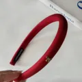 Serre-tête en velours rouge avec détail de nœud doré, texture artisanale et style élégant. - Serre-tête Sergé Nœud Métallique [Rouge]