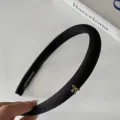 Serre-tête en tissu noir minimaliste avec petit nœud doré, accessoire rétro pour femme. - Serre-tête Sergé Nœud Métallique [Noir]