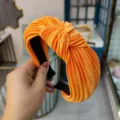 Serre-tête plissé en tissu orange, élégant bandeau large noué pour femmes et filles. - Orange