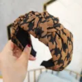 Κλασική ρετρό στέκα μαλλιών με κόμπο pied-de-poule για γυναίκες, κομψό μοντέρνο αξεσουάρ. - Kafé Stéka Stotýli Twill