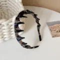 Diadema ondulada para niños con dientes antideslizante tela estampada oscura variante. - Chifón Negro