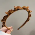 Diadema de terciopelo marrón con múltiples mini pinzas de garra para el peinado diario. - Diadema / Café
