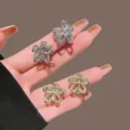 Pinces à cheveux nœud en métal doux et cool pour femmes, pinces de frange tendance et accessoires. - Collection de Pinces / 4 Pièces/Paquet / Mélange Or et Argent