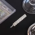 Nahaufnahme einer funkelnden Strass-Haarspange vor dunklem Hintergrund, elegantes Design. - Zweireihiger Großer Strass / Silber
