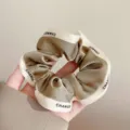 Elegante elastico per capelli in raso con stampa di lettere, accessorio moda chic. - Cachi
