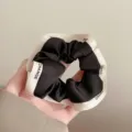 Elastico per capelli nero in tessuto con bordo bianco a contrasto, accessorio elegante. - Nero