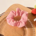 Scrunchie rosa da donna, elastico per capelli in tessuto morbido, accessorio elegante per acconciature. - Rosa