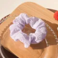 Elastico per capelli stropicciato viola chiaro da donna, elegante fermacoda in tessuto. - Viola