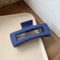 Grande molletta per capelli blu opaca rettangolare, pinza minimalista elegante e chic. - Blu scuro