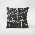 Gros plan sur les details du coussin de canape noir et blanc avec motif d'ours cartoon. - Smiley Charmant 10