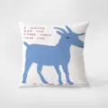 Detalle de primer plano de un cojin blanco divertido con grafico de cabra azul y texto. - Estilo 406-12