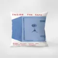 Detalle de cojín decorativo artístico con estampado de caja fuerte y texto. Funda de tela suave. - Estilo 406-16
