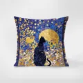 Primo piano del cuscino in morbido velluto con raffinato design di gatto a mosaico e luna dorata. - Stampa Bifacciale 35x35cm (Copertura Senza Imbottitura) / Gatto Notturno 4