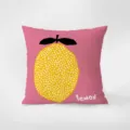Detalle de cojín rosa con gráfico de limón amarillo, hojas negras y lunares blancos. - Estampado de Doble Cara 35x35cm (Fundas Sin Relleno) / Fruta Pop Art C