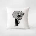 Cuscino decorativo bianco con simpatica illustrazione di un uomo che abbraccia un gatto gigante. - Stampa Bifacciale 40x40cm (Copertura Senza Imbottitura) / Gatto e Cane 2