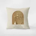 Dettaglio di federa per cuscino beige in velluto con stampa botanica ad arco minimalista e citazione. - Stampa Bifacciale 35x35cm (Copertura Senza Imbottitura) / Stile Legno Astratto 02