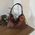 Vintage braune Wildleder Umhängetasche für Damen, stilvolle Hobo Tasche mit süßem Donut Anhänger. - Mit Anhänger / Braun