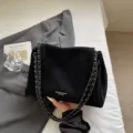 Schwarze Wildleder Ketten-Umhängetasche für Damen, schicke Klappen-Achseltasche Pendeln. - Schwarz