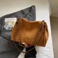 Braune Wildleder-Kettenschultertasche für Damen, stylische Unterarmtasche mit Metallriemen. - Braun