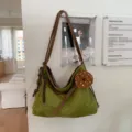 Grüne Wildleder Umhängetasche für Damen, Vintage Hobo Crossbody Tasche mit süßem Donut-Anhänger. - Mit Anhänger / Grün