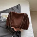 Einfache braune Wildleder Umhängetasche für Damen, elegante Kette minimalistische Damentasche. - Dunkelbraun