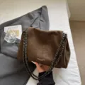 Braune Umhängetasche aus Wildleder mit Metallkettenriemen, schicke Damen Achseltasche für Alltag. - Armeegrün