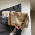 Schicke khakifarbene Wildleder-Umhängetasche mit Kette, lässiges Klappendesign und Metallriemen. - Khaki