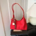 Elegante rote Wildleder-Umhängetasche für Damen, minimalistische Hobo-Tasche mit Kaffeetasse. - Ohne Anhänger / Rot
