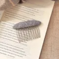 Retro pinza de pelo con peine de fieltro gris, elegante accesorio para mujeres. - Felpa Gris Ovalada